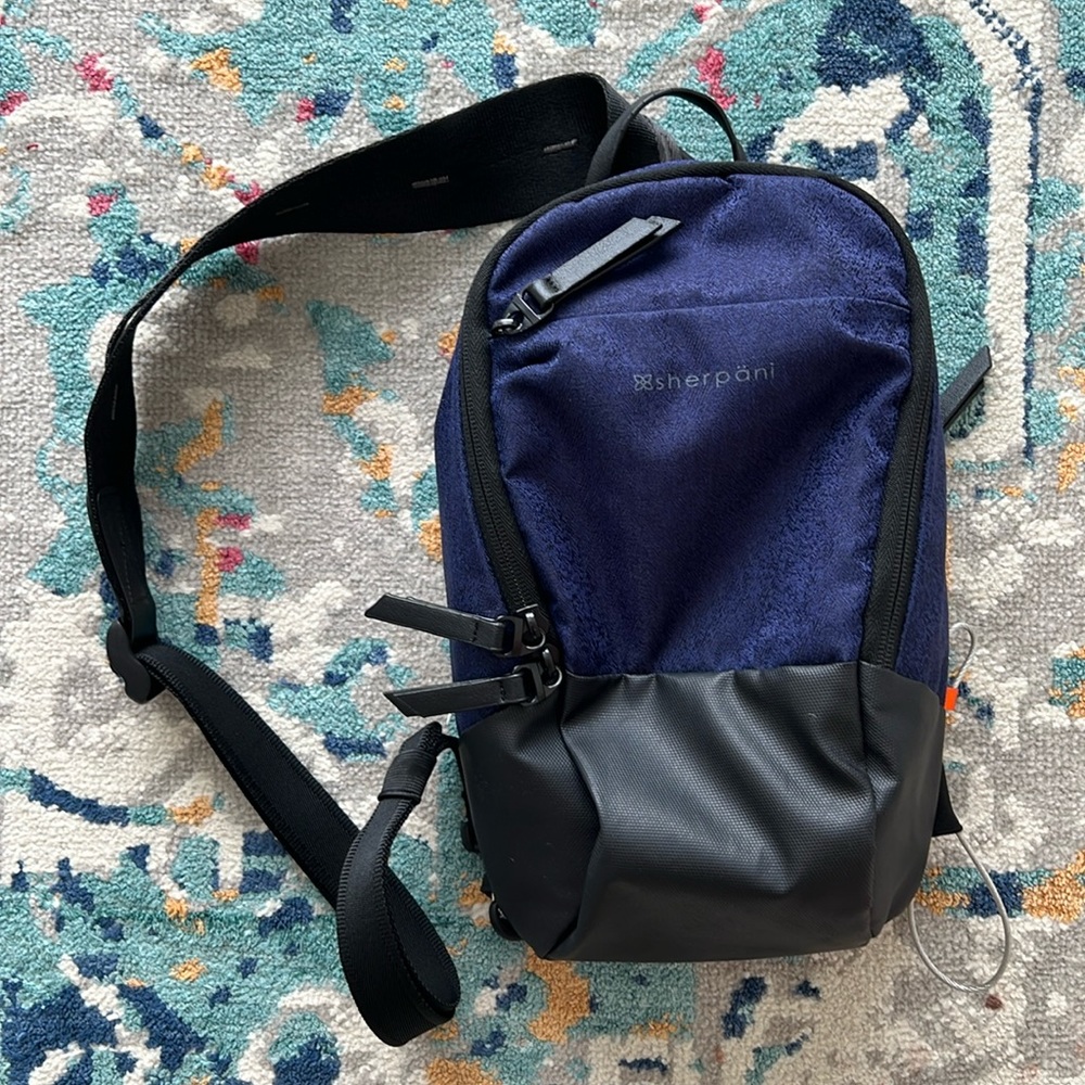 Sherpani Women’s Pike Sling Travel Bag in Navy / Black